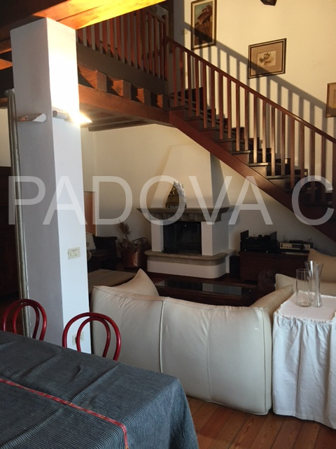 SOLO REFERENZIATI 

Scopri un'opportunità unica di vivere in un prestigioso appartamento mansarda...