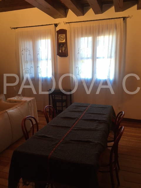 SOLO REFERENZIATI 

Scopri un'opportunità unica di vivere in un prestigioso appartamento mansarda...