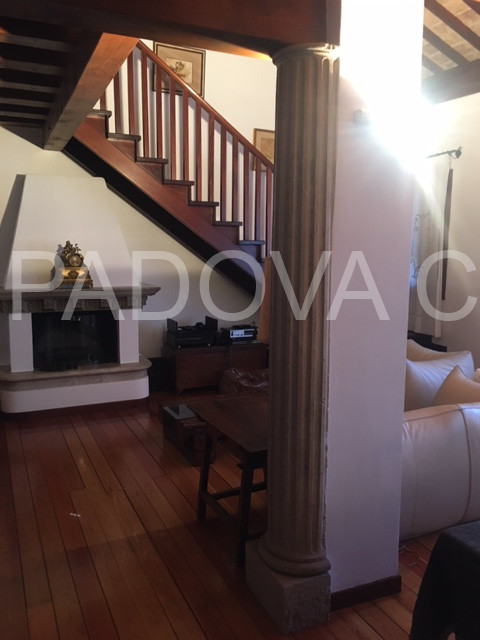 SOLO REFERENZIATI 

Scopri un'opportunità unica di vivere in un prestigioso appartamento mansarda...