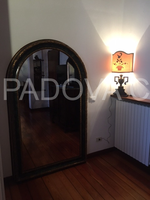 SOLO REFERENZIATI 

Scopri un'opportunità unica di vivere in un prestigioso appartamento mansarda...