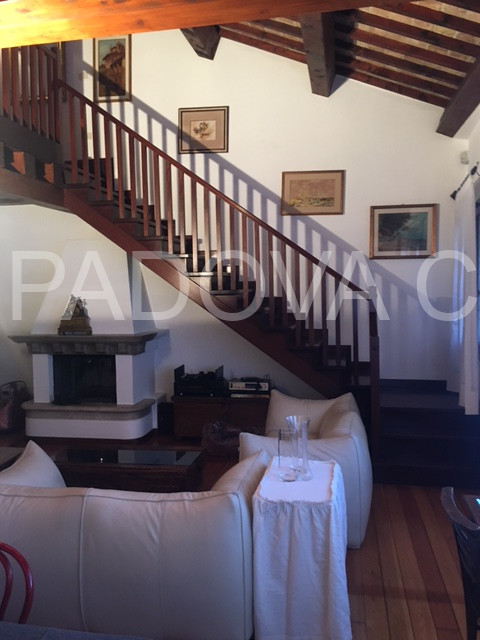 SOLO REFERENZIATI 

Scopri un'opportunità unica di vivere in un prestigioso appartamento mansarda...