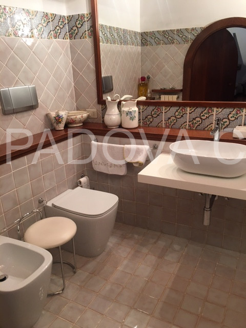 SOLO REFERENZIATI 

Scopri un'opportunità unica di vivere in un prestigioso appartamento mansarda...