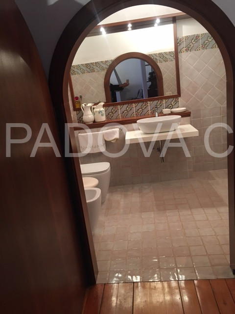 SOLO REFERENZIATI 

Scopri un'opportunità unica di vivere in un prestigioso appartamento mansarda...