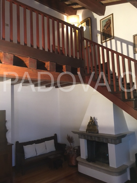 SOLO REFERENZIATI 

Scopri un'opportunità unica di vivere in un prestigioso appartamento mansarda...