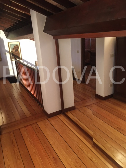 SOLO REFERENZIATI 

Scopri un'opportunità unica di vivere in un prestigioso appartamento mansarda...