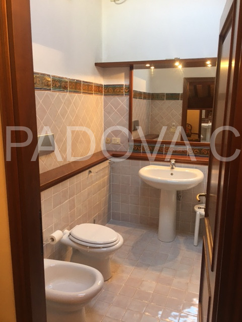 SOLO REFERENZIATI 

Scopri un'opportunità unica di vivere in un prestigioso appartamento mansarda...