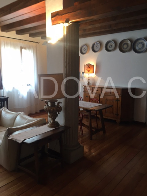 SOLO REFERENZIATI 

Scopri un'opportunità unica di vivere in un prestigioso appartamento mansarda...