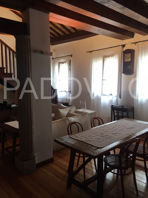 SOLO REFERENZIATI 

Scopri un'opportunità unica di vivere in un prestigioso appartamento mansarda...