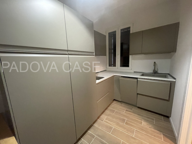 Scopri un grazioso appartamento bilocale in affitto nel cuore di Padova, situato nella comoda zon...