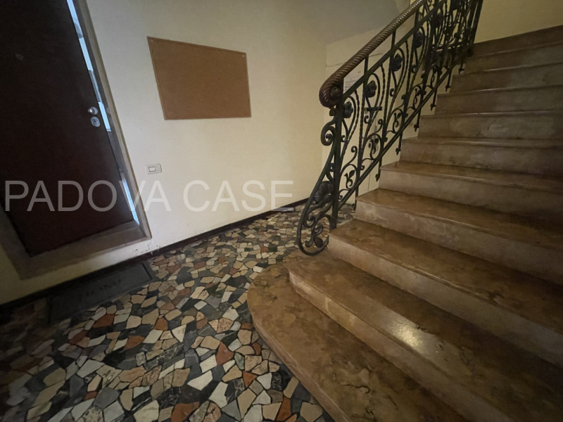 Scopri un grazioso appartamento bilocale in affitto nel cuore di Padova, situato nella comoda zon...