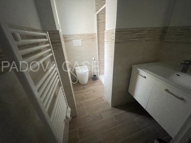 Scopri un grazioso appartamento bilocale in affitto nel cuore di Padova, situato nella comoda zon...