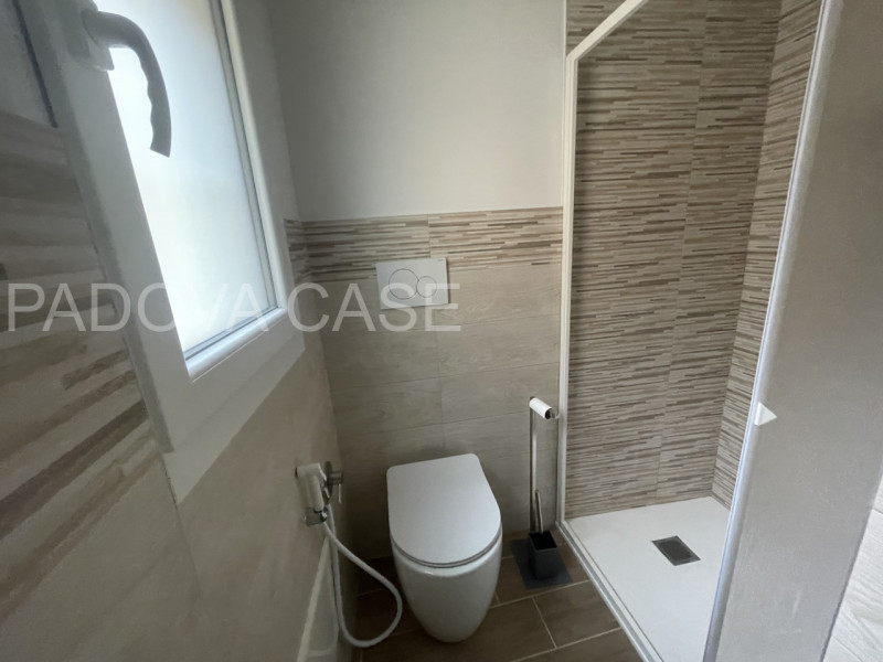 Scopri un grazioso appartamento bilocale in affitto nel cuore di Padova, situato nella comoda zon...