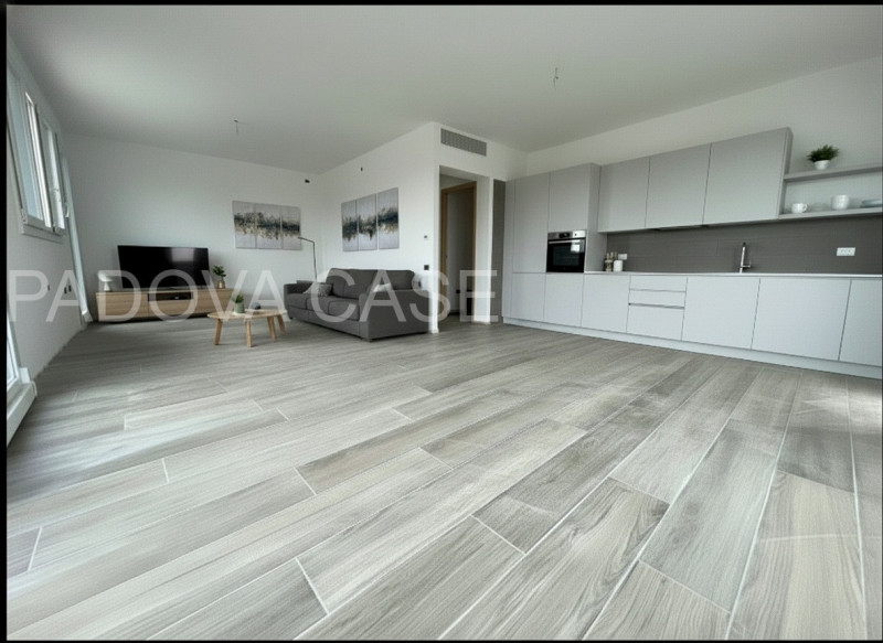 Nel cuore del tranquillo quartiere residenziale Bosco, nel comune di Rubano, proponiamo in vendit...