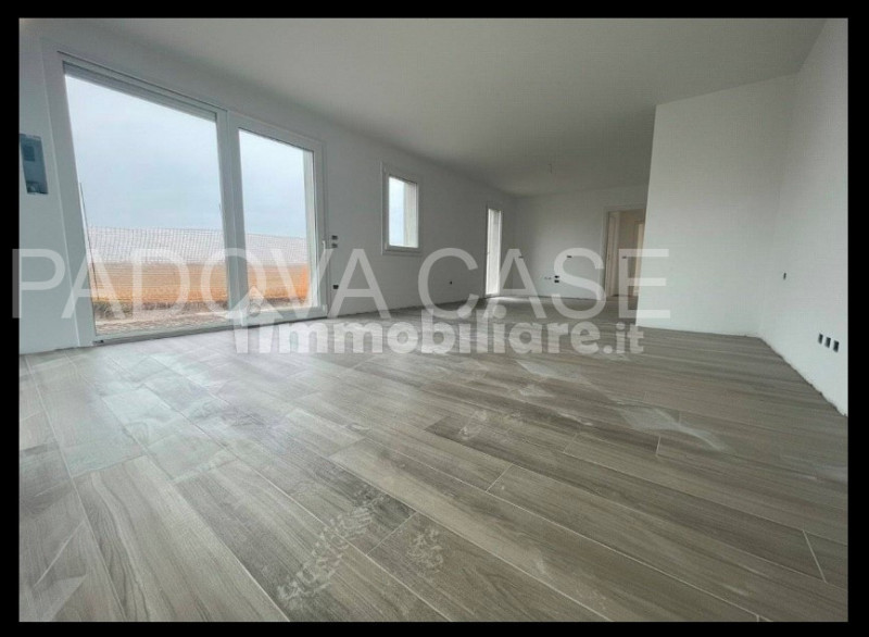 Nel cuore del tranquillo quartiere residenziale Bosco, nel comune di Rubano, proponiamo in vendit...