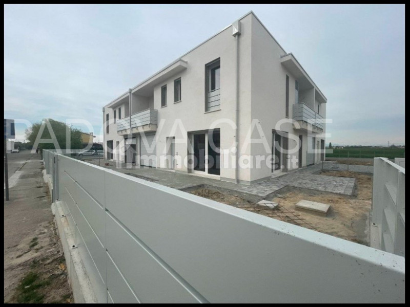 Nel cuore del tranquillo quartiere residenziale Bosco, nel comune di Rubano, proponiamo in vendit...