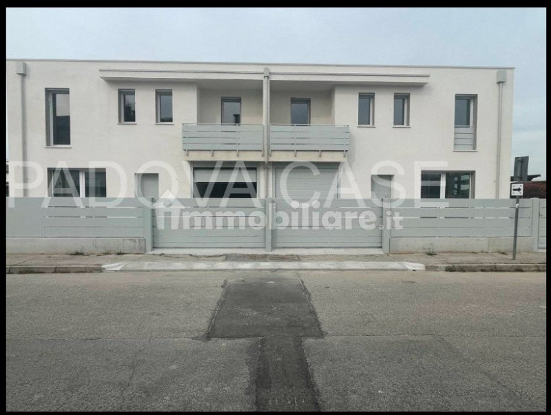 Nel cuore del tranquillo quartiere residenziale Bosco, nel comune di Rubano, proponiamo in vendit...