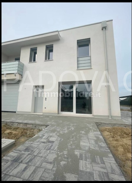 Nel cuore del tranquillo quartiere residenziale Bosco, nel comune di Rubano, proponiamo in vendit...