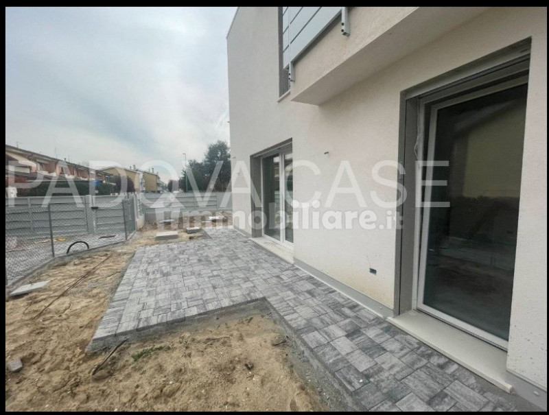 Nel cuore del tranquillo quartiere residenziale Bosco, nel comune di Rubano, proponiamo in vendit...