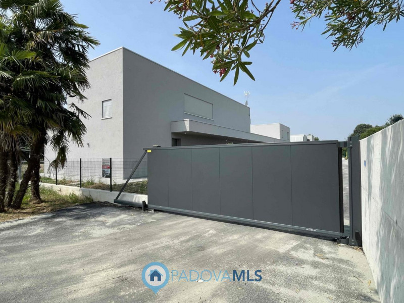 Immobile in esclusiva al Gruppo Padova MLS

Splendida villa bifamiliare ad uso abitativo situata ...