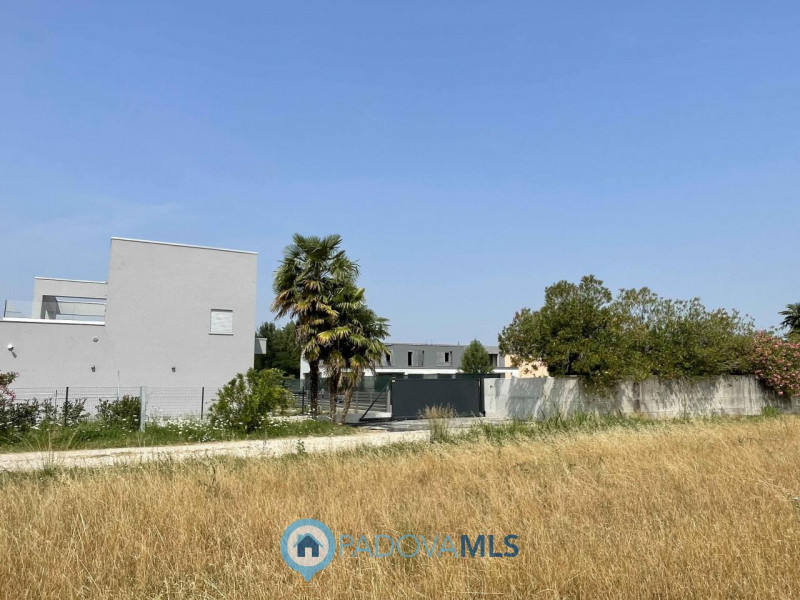 Immobile in esclusiva al Gruppo Padova MLS

Splendida villa bifamiliare ad uso abitativo situata ...