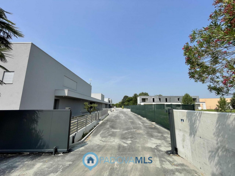 Immobile in esclusiva al Gruppo Padova MLS

Splendida villa bifamiliare ad uso abitativo situata ...