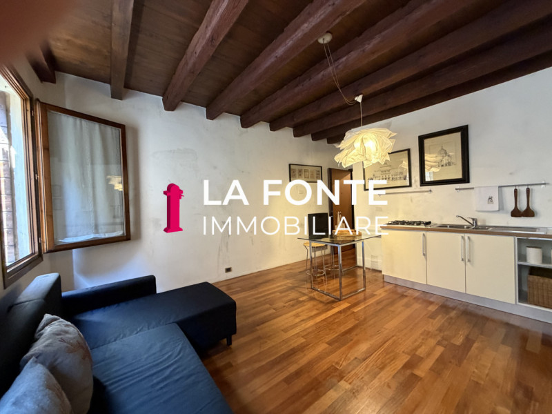 Si richiede una e-mail con le vostre referenze, i vostri contatti e una vostra disponibilità prim...