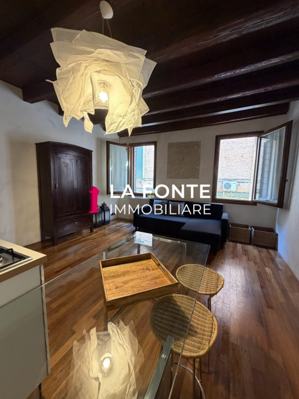 Si richiede una e-mail con le vostre referenze, i vostri contatti e una vostra disponibilità prim...