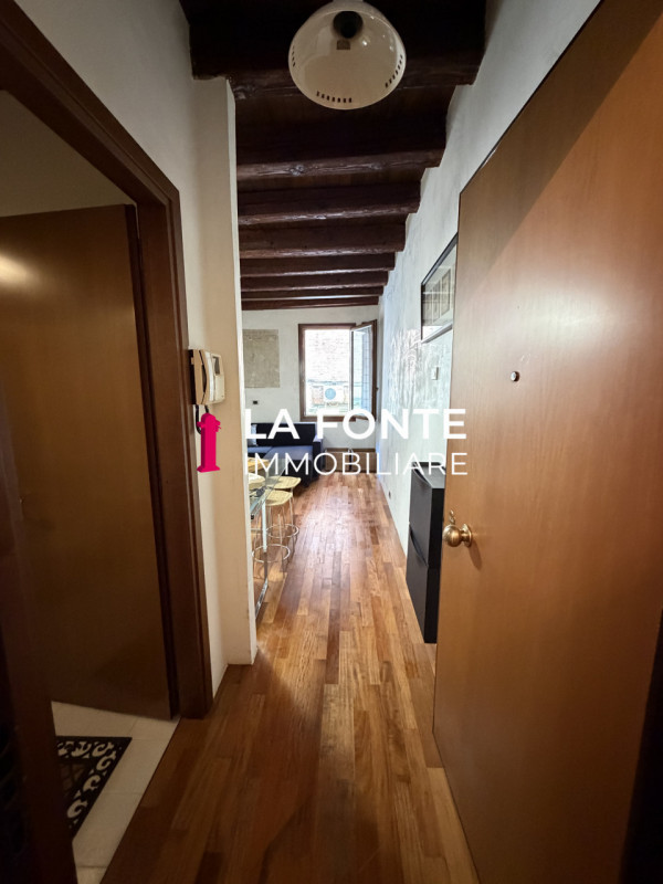 Si richiede una e-mail con le vostre referenze, i vostri contatti e una vostra disponibilità prim...