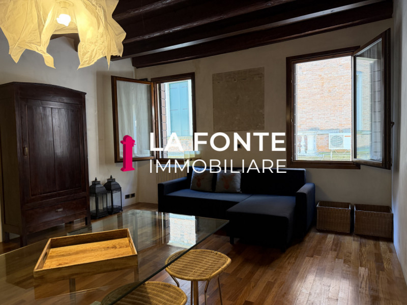 Si richiede una e-mail con le vostre referenze, i vostri contatti e una vostra disponibilità prim...