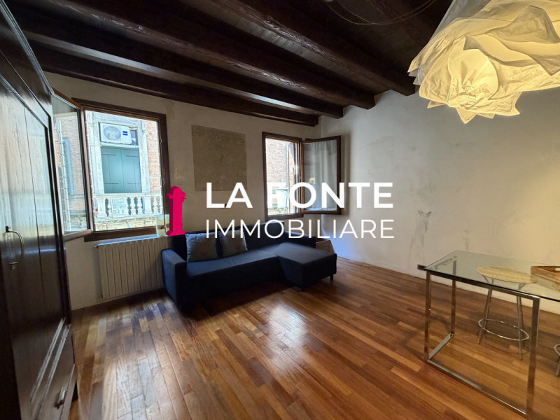 Si richiede una e-mail con le vostre referenze, i vostri contatti e una vostra disponibilità prim...