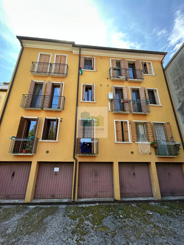 In una delle zone più ricercate di Padova, precisamente nel quartiere Ognissanti, proponiamo in v...