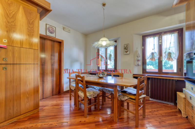 CRESPANO DEL GRAPPA: Porzione di bifamiliare in verticale, composta di ingresso indipendente, sog...