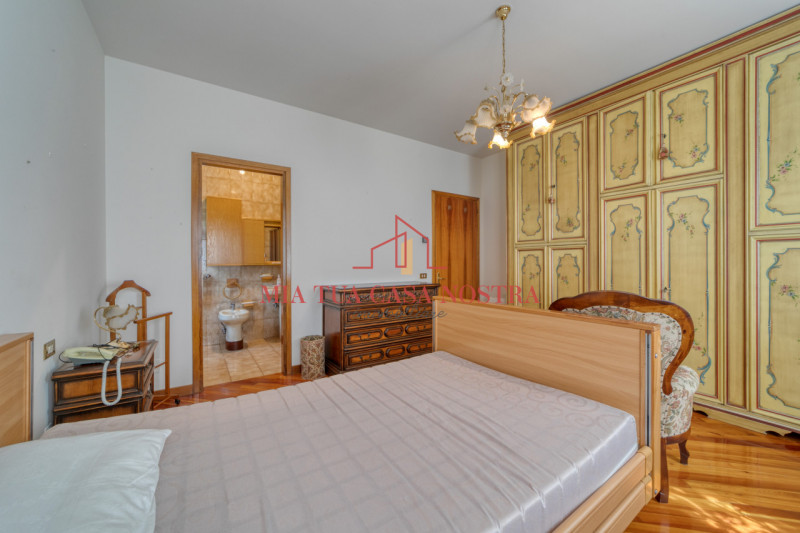 CRESPANO DEL GRAPPA: Porzione di bifamiliare in verticale, composta di ingresso indipendente, sog...
