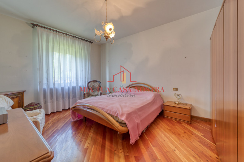 CRESPANO DEL GRAPPA: Porzione di bifamiliare in verticale, composta di ingresso indipendente, sog...