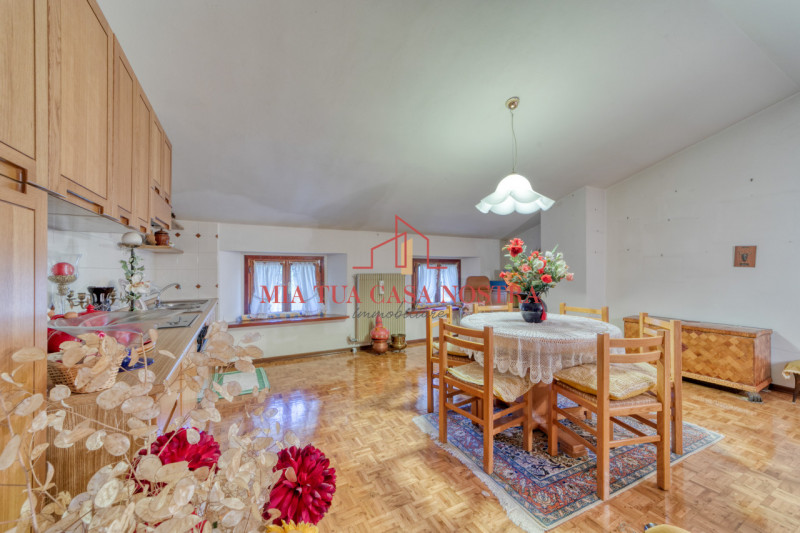 CRESPANO DEL GRAPPA: Porzione di bifamiliare in verticale, composta di ingresso indipendente, sog...