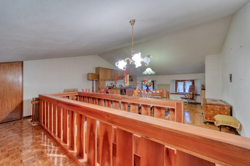CRESPANO DEL GRAPPA: Porzione di bifamiliare in verticale, composta di ingresso indipendente, sog...