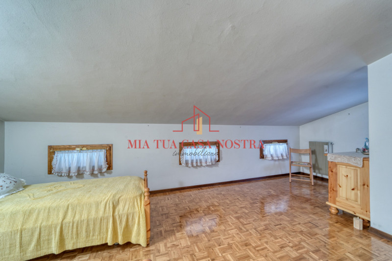 CRESPANO DEL GRAPPA: Porzione di bifamiliare in verticale, composta di ingresso indipendente, sog...