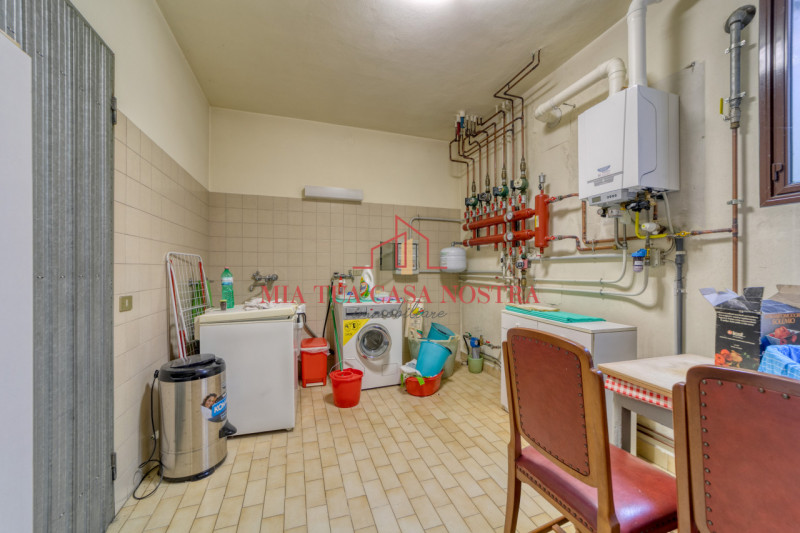 CRESPANO DEL GRAPPA: Porzione di bifamiliare in verticale, composta di ingresso indipendente, sog...