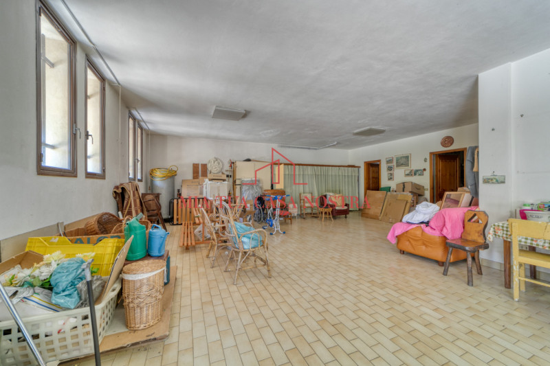 CRESPANO DEL GRAPPA: Porzione di bifamiliare in verticale, composta di ingresso indipendente, sog...