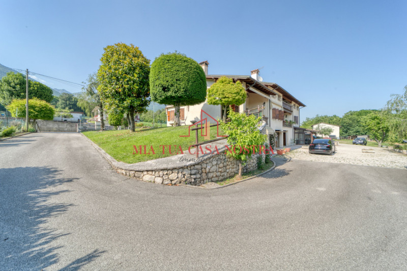 CRESPANO DEL GRAPPA: Porzione di bifamiliare in verticale, composta di ingresso indipendente, sog...