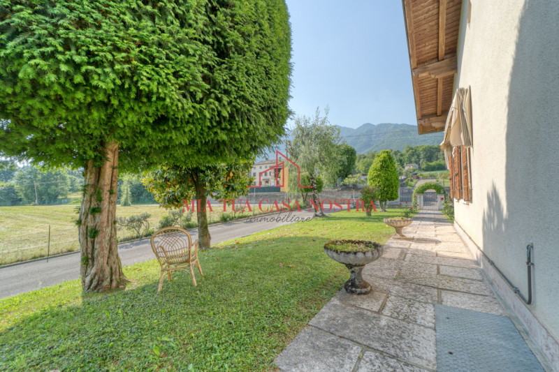 CRESPANO DEL GRAPPA: Porzione di bifamiliare in verticale, composta di ingresso indipendente, sog...