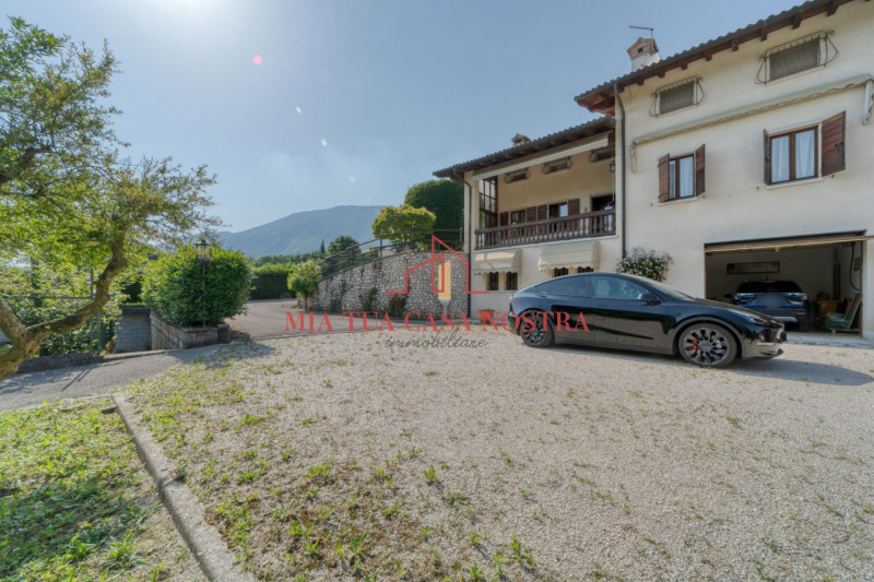 CRESPANO DEL GRAPPA: Porzione di bifamiliare in verticale, composta di ingresso indipendente, sog...