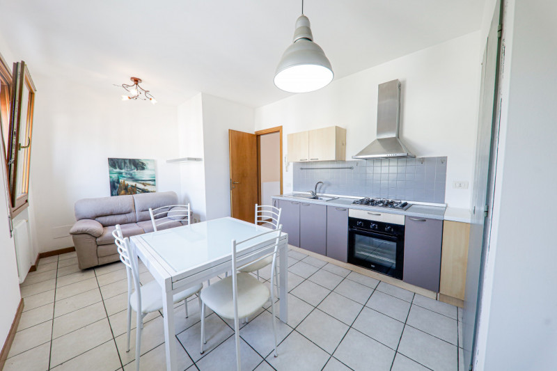 COMPOSIZIONE:
Proponiamo appartamento con ingresso indipendente e ambienti ben organizzati. All’i...