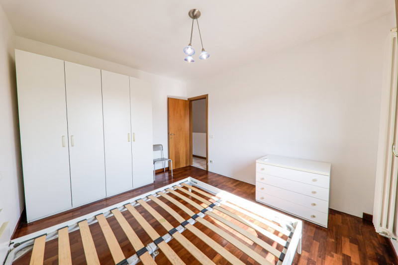 COMPOSIZIONE:
Proponiamo appartamento con ingresso indipendente e ambienti ben organizzati. All’i...