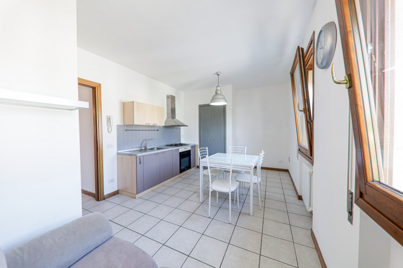 COMPOSIZIONE:
Proponiamo appartamento con ingresso indipendente e ambienti ben organizzati. All’i...