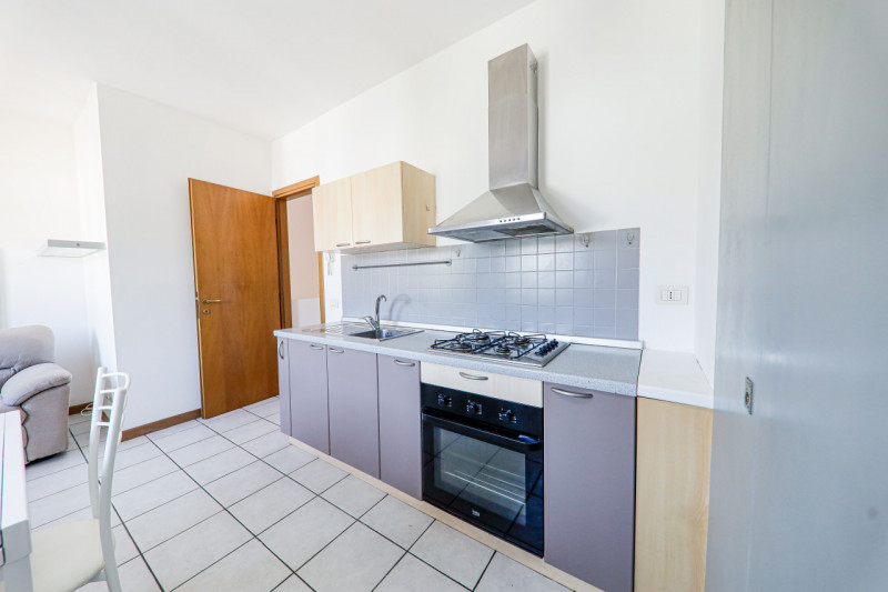 COMPOSIZIONE:
Proponiamo appartamento con ingresso indipendente e ambienti ben organizzati. All’i...