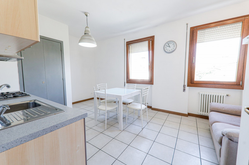 COMPOSIZIONE:
Proponiamo appartamento con ingresso indipendente e ambienti ben organizzati. All’i...