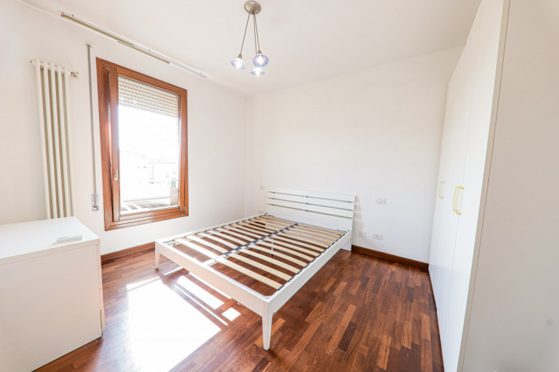 COMPOSIZIONE:
Proponiamo appartamento con ingresso indipendente e ambienti ben organizzati. All’i...