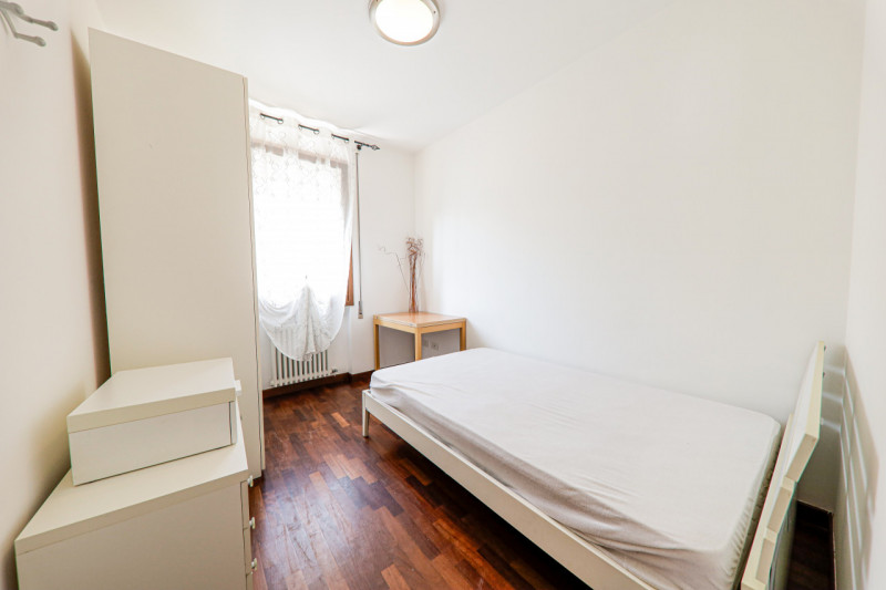 COMPOSIZIONE:
Proponiamo appartamento con ingresso indipendente e ambienti ben organizzati. All’i...