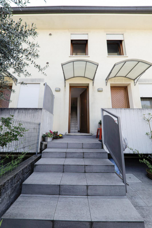 COMPOSIZIONE:
Proponiamo appartamento con ingresso indipendente e ambienti ben organizzati. All’i...